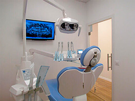 Gabinete 2 y silla dental en las instalaciones de Galadenco