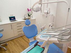Gabinete y silla dental en las instalaciones de Galadenco