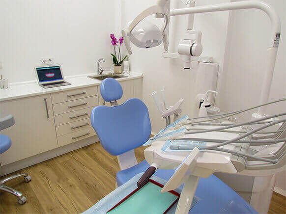 Gabinete y silla dental en las instalaciones de Galadenco