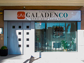 Puerta de entrada a las instalaciones de Galadenco